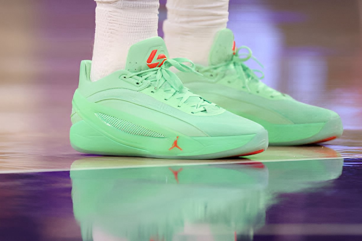 东契奇在他第四次圣诞节亮相中，首次穿上了他的第五款签名球鞋——Jordan Lu