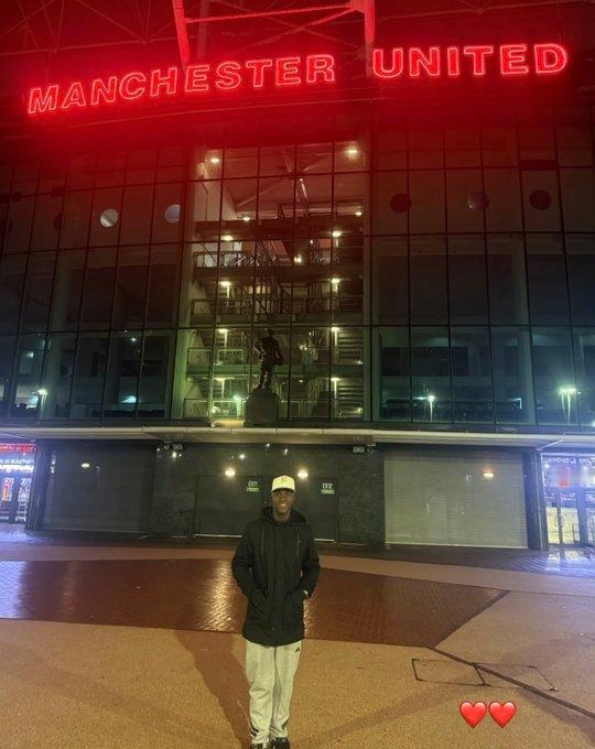 新签约球员克里斯蒂安·奥罗兹科在老特拉福德球场外😍 