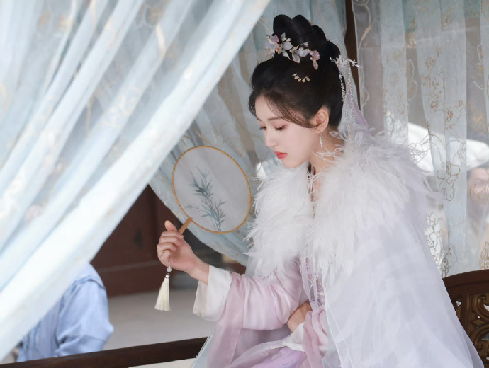 #赵露思粉色绒翎纱裙# 赵露思《神隐》粉色绒翎纱裙，古装造型真的好美！[好喜欢]