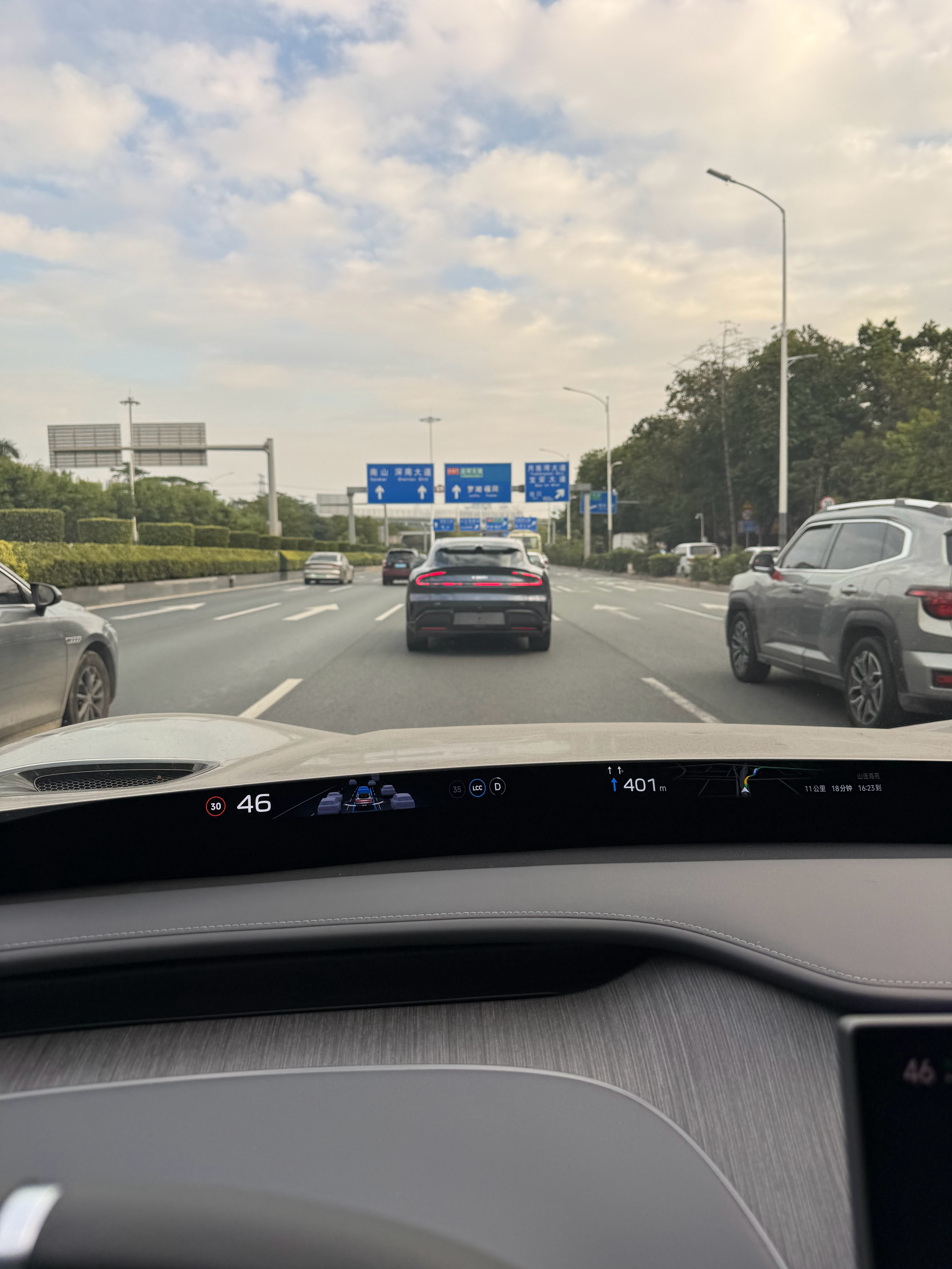 白色小米YU7挺少见 