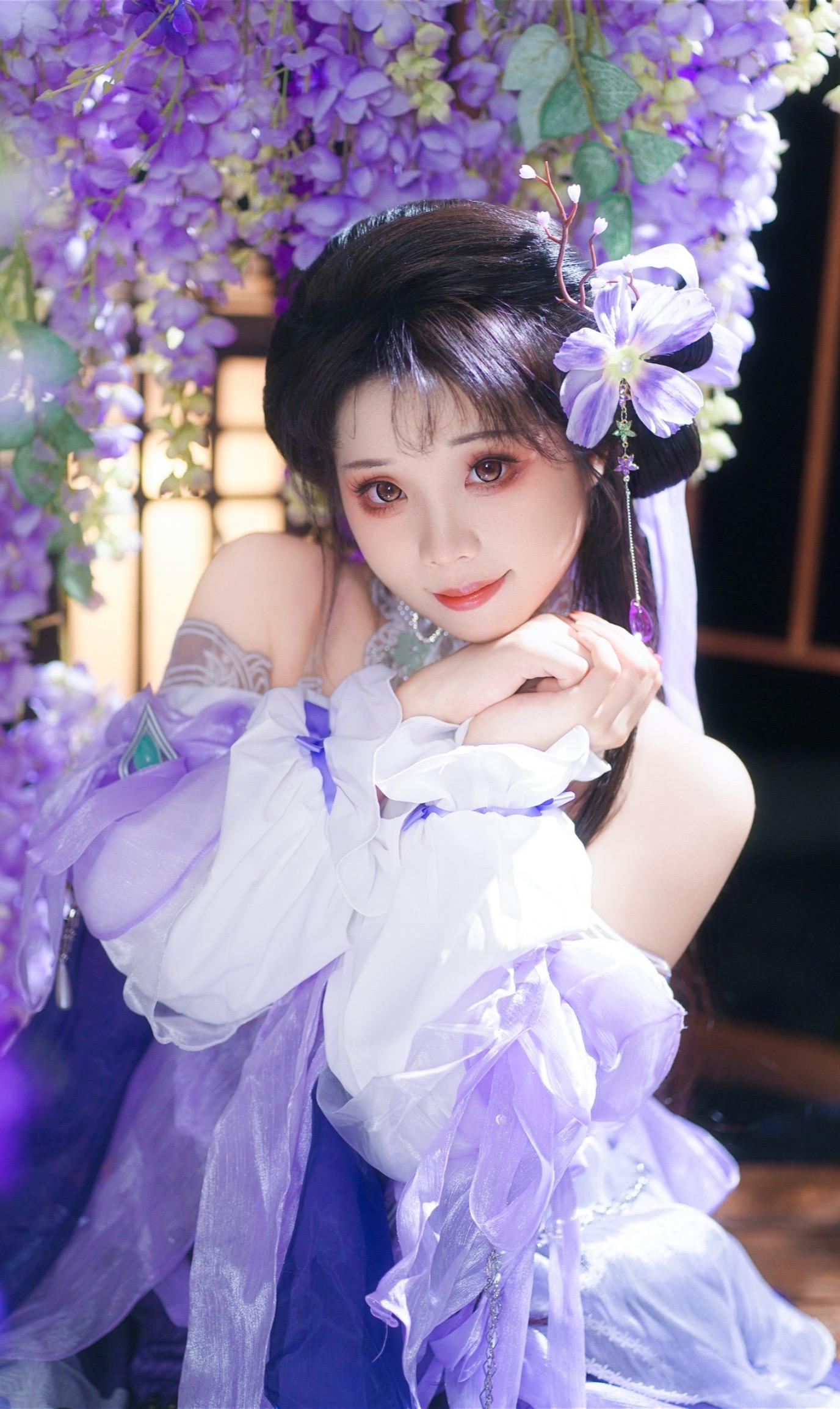 “笨蛋，猜猜我手里的藏的是什么？”是小花花哇！！