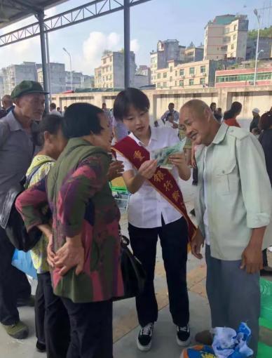 挂失？报警？重庆一女子发现银行卡被盗刷后，急中生智，立刻跑去超市刷了3块钱买袋盐