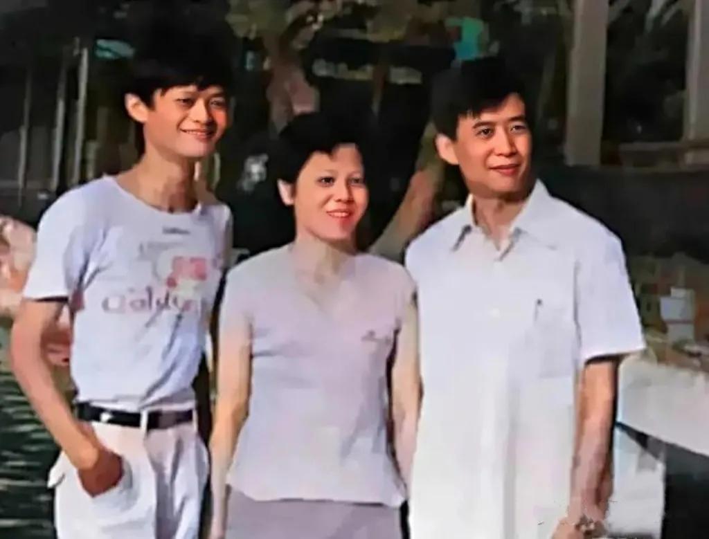 上世纪80年代，年轻时的马云和父母的合影，马云随妈，父亲很帅。
马云的父亲马来法
