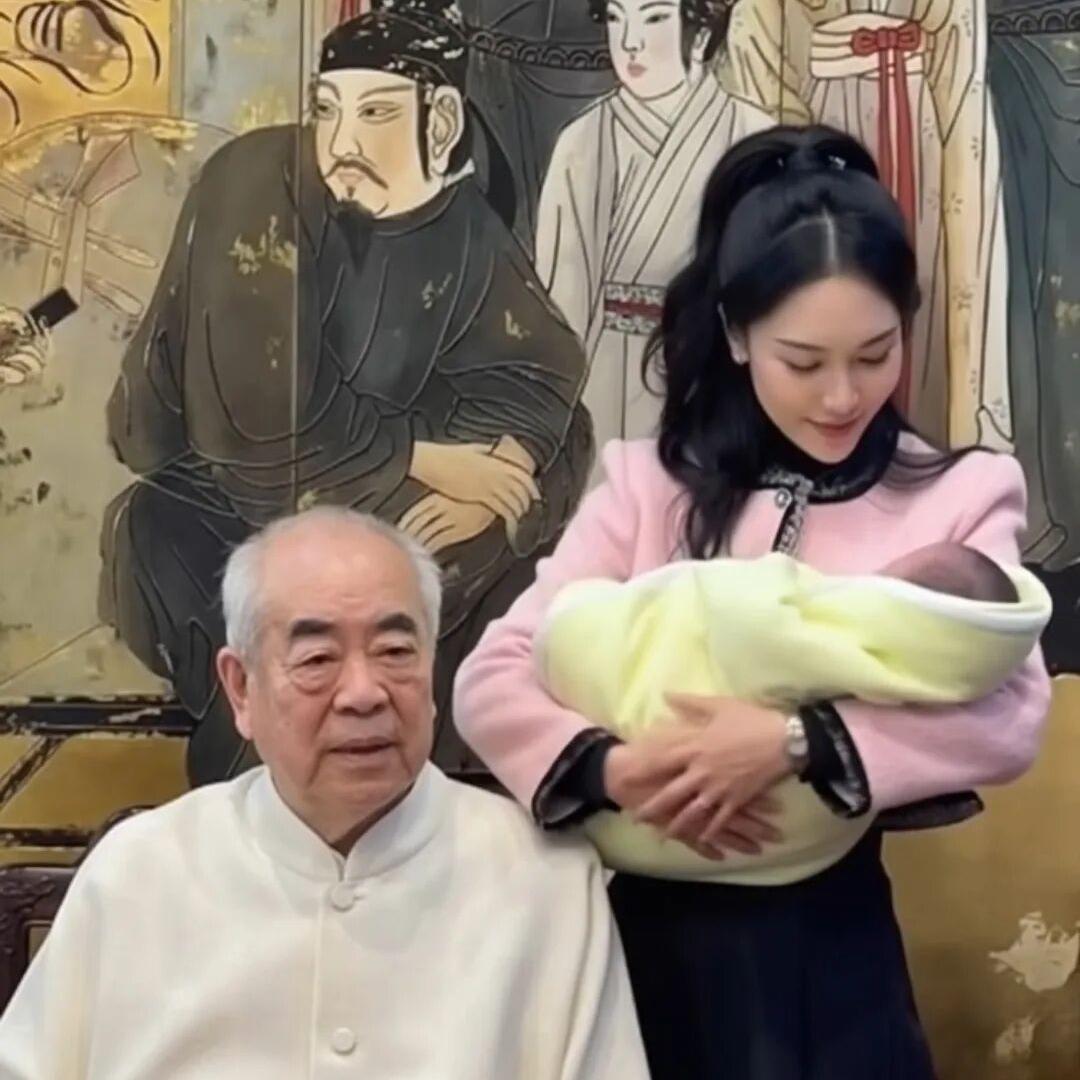 范增大师87岁喜得贵子
我觉得网友不用关注高龄为何得子
而是可以想想大师还能
