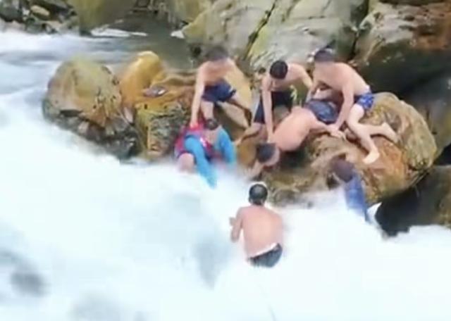 [流泪]“悲剧还是发生了！”广东清远，一名女子和多名驴友结伴戏水时被急流卷走。湍