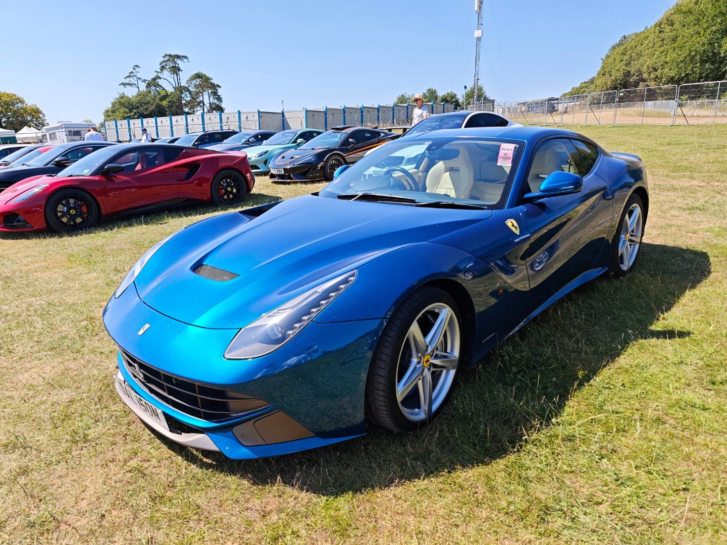 一辆让我驻足欣赏许久的F12berlinetta[爱你] ​​​