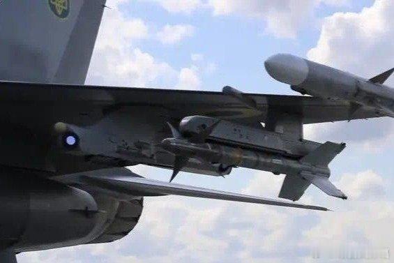 凤凰新闻【猛踩莫斯科红线？乌克兰F16MLU有战果，外媒：西方飞行员参与作战】俄