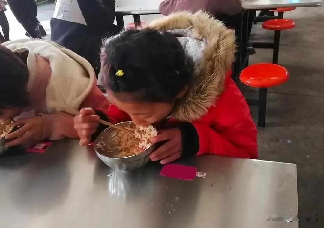 【渭南市华州区食材供应商涉嫌侵占学生营养餐】
据群众反映，2024年上半年，渭南