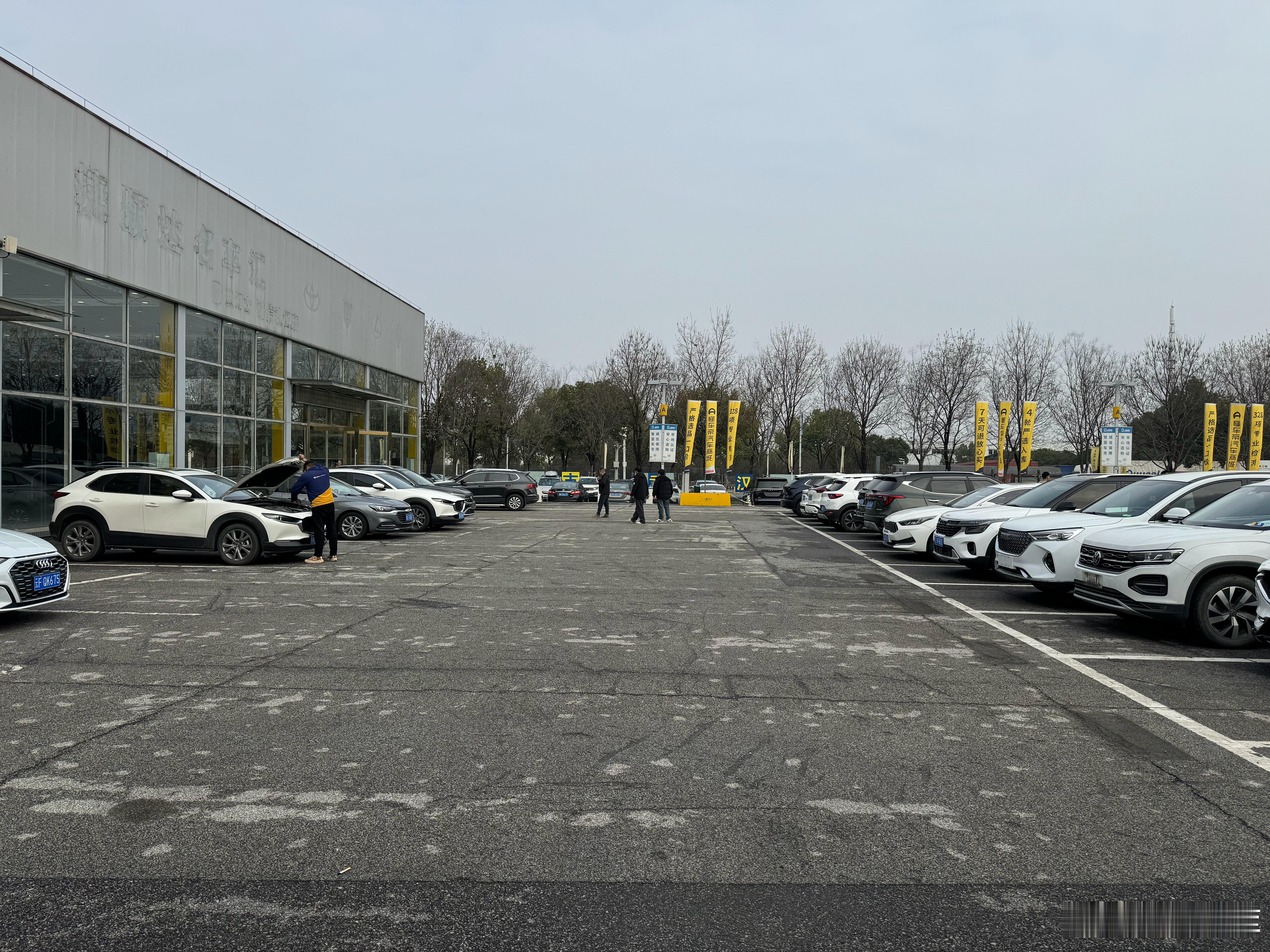 我门口这家展厅租出去了专门做出口车型 现在真的是大趋势因为国内的二手车价格差价太