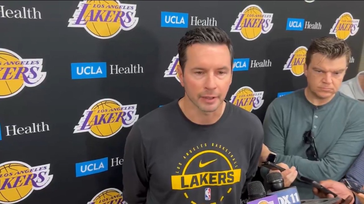 雷迪克谈到东契奇与里夫斯的伤情：“他们将无限期缺阵。这周我不会再给出伤情更新了，