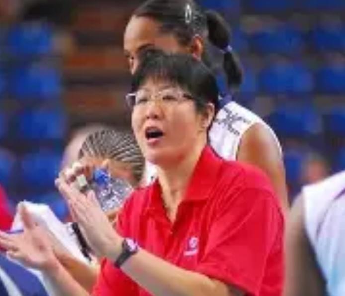郎平退休后搬到了离女儿公寓走路几分钟的地方，母女俩常散步喝咖啡。跨年夜她穿件红毛
