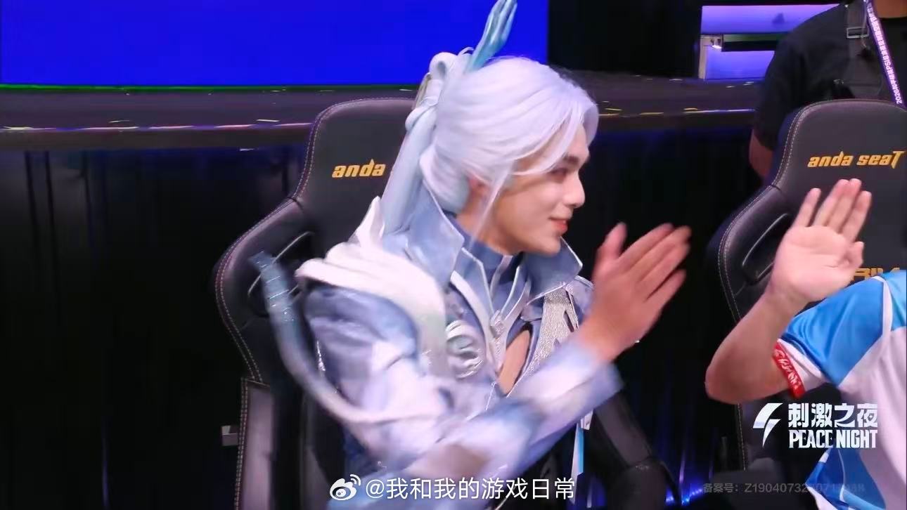 吴磊33王牌大手子刺激之夜明星枪神表演赛答题赛场思路清晰，实战对局发挥稳健，二人