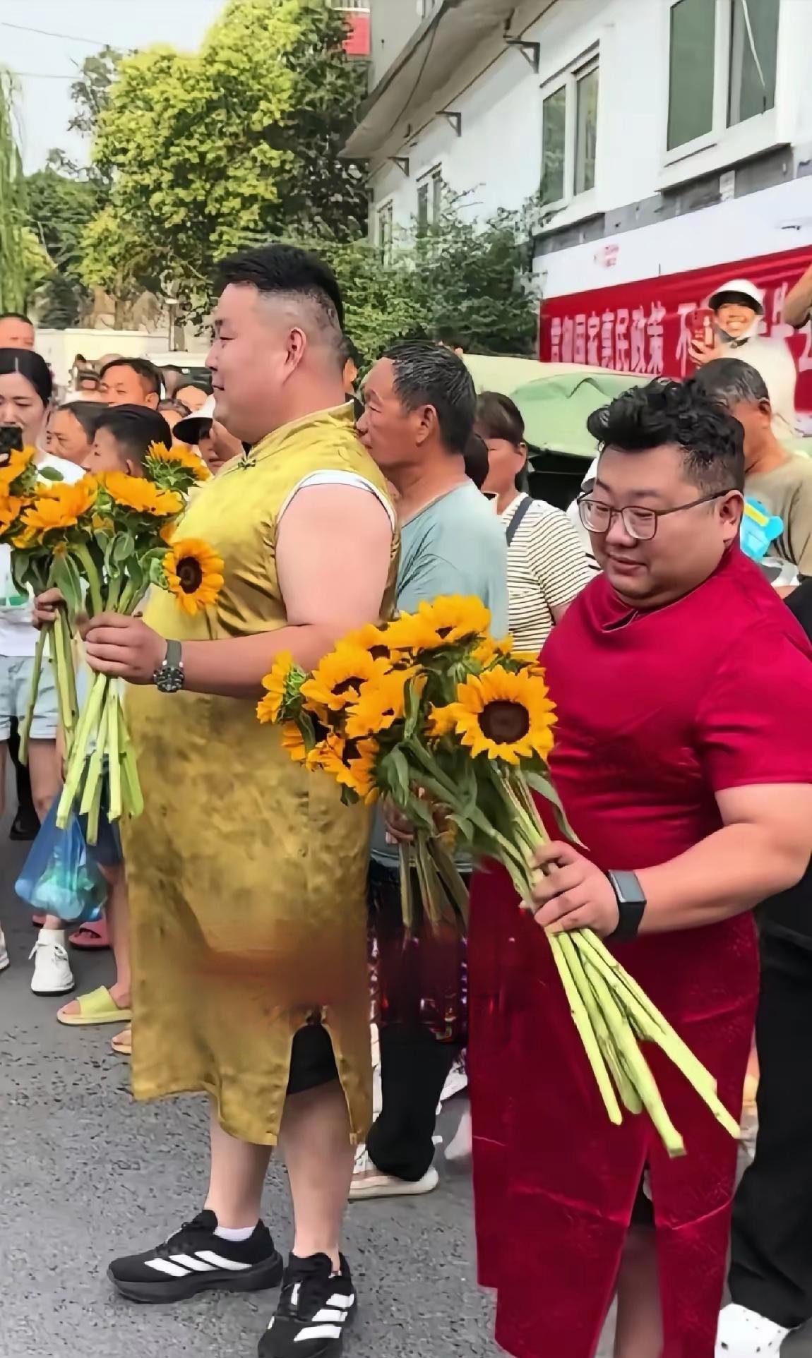 考生妈妈们穿旗袍预祝考生旗开得胜，金榜题名本无可厚非，可考生爸爸们穿旗袍又算哪门