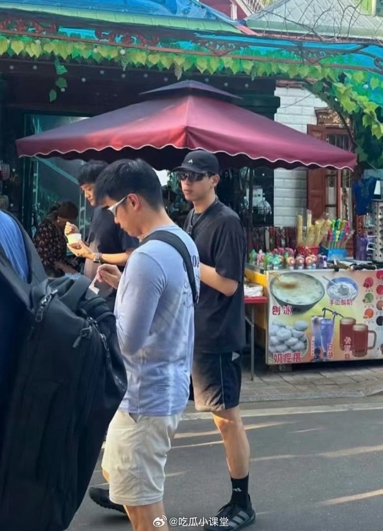 李现[超话]李现把游客拍笑了  “真心佩服李现这种状态：大明星出门不带架子，相机