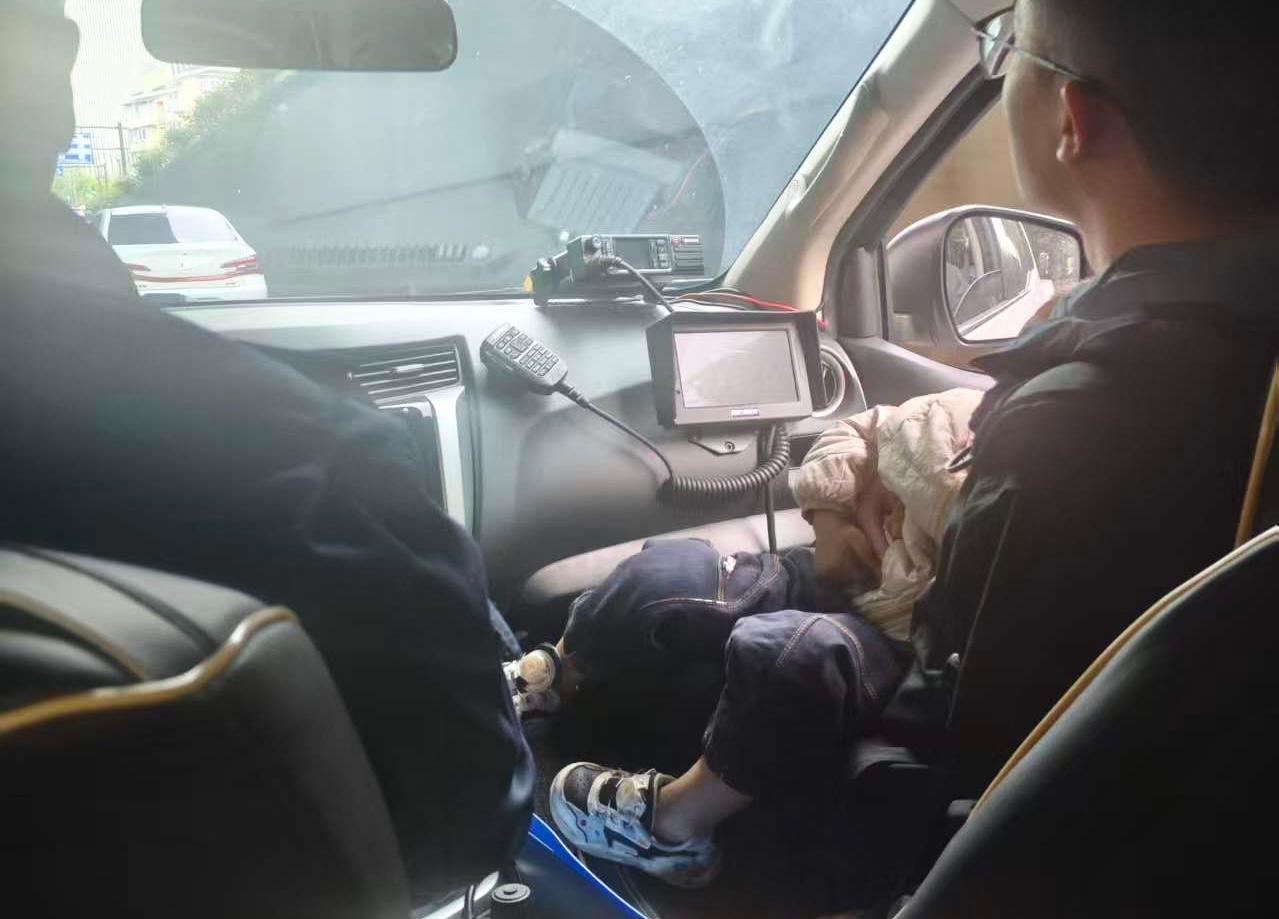 紧急救助显担当】3月28日下午，上城区综合行政执法局南星中队队员在水澄桥地铁口开