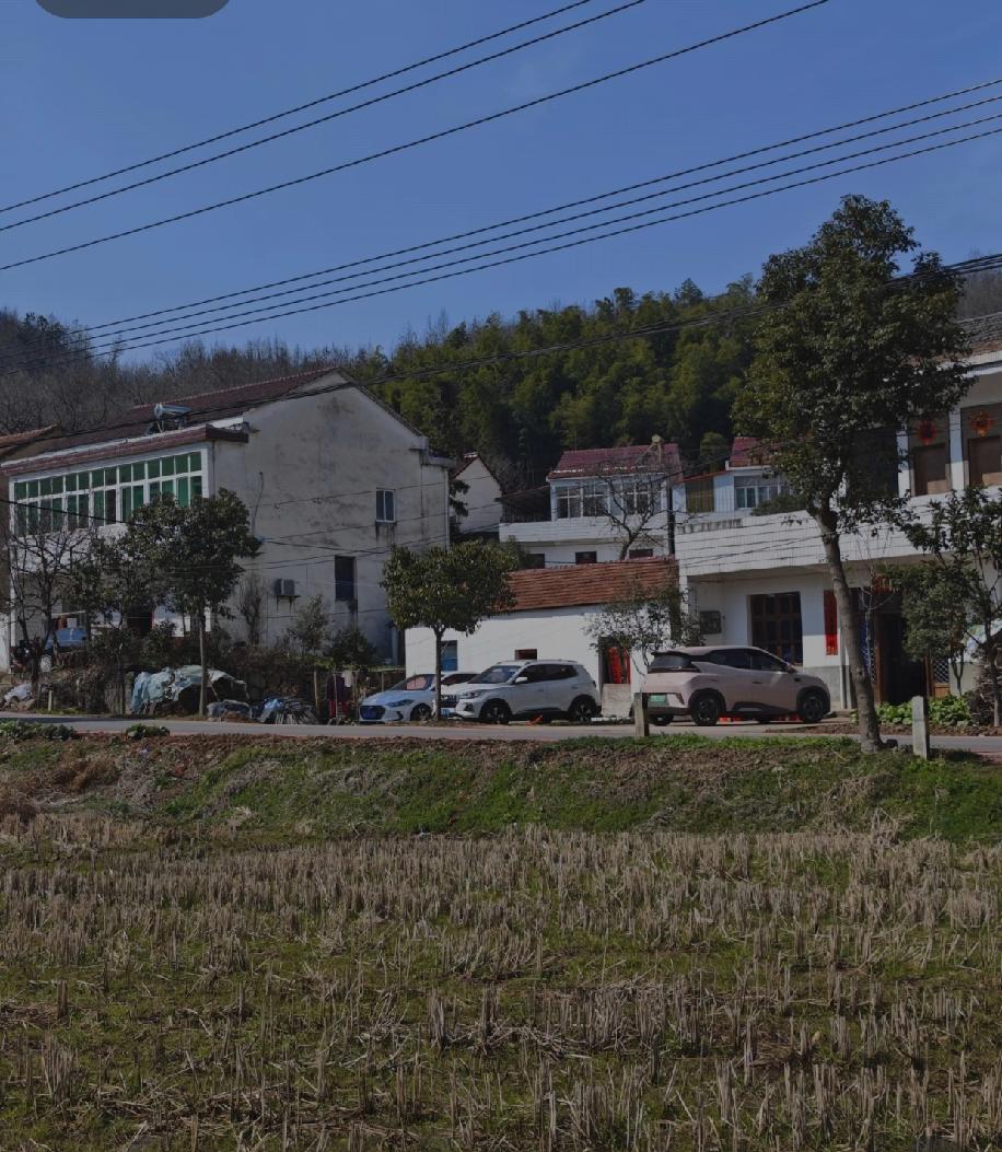 回村发现家家户户门口都停着车，不禁感慨，现在家家有车已经成农村的标配了吗？如今农