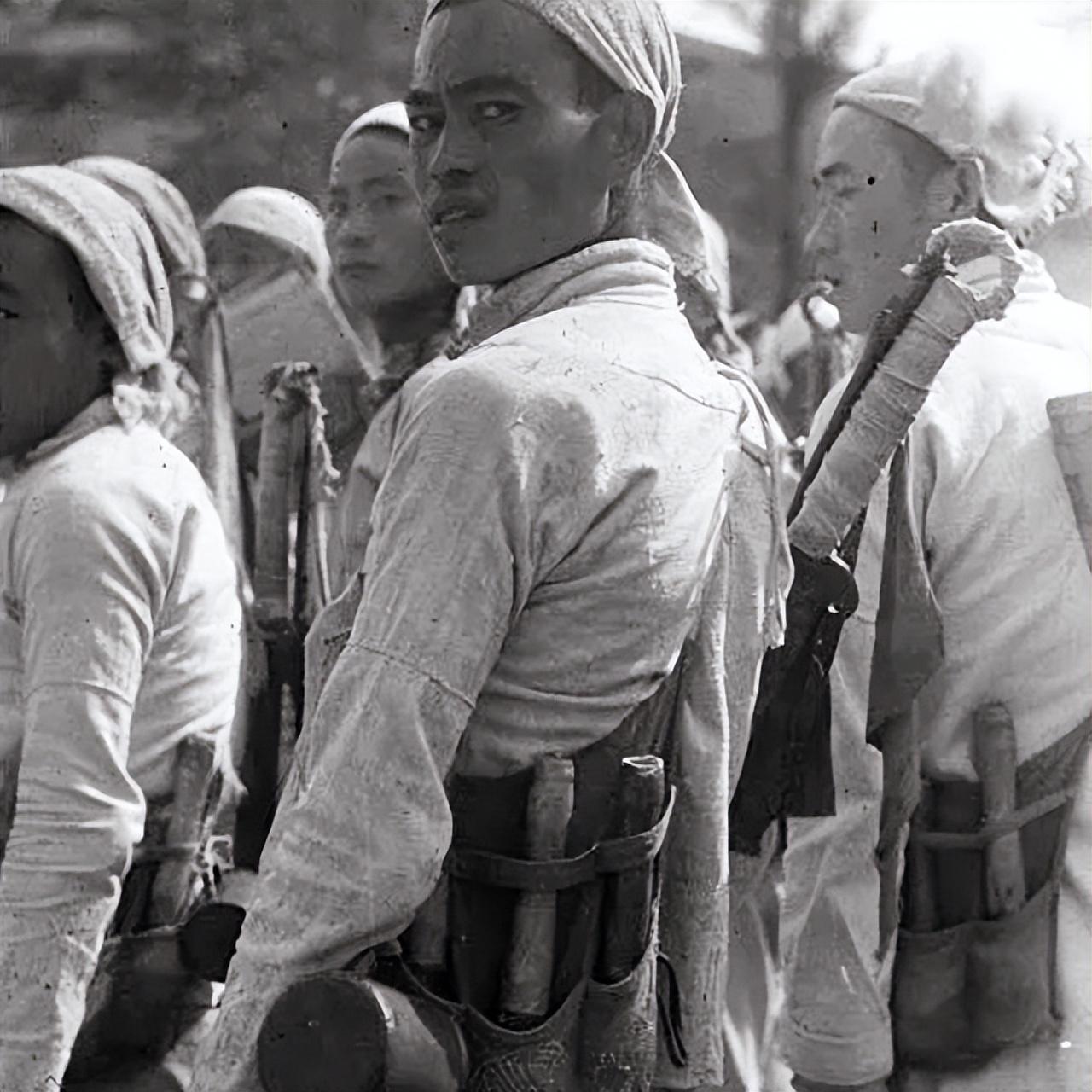 1938年10月的一天，陕军战士们伏击了日军一辆卡车，当战士们攀爬上卡车车厢后，