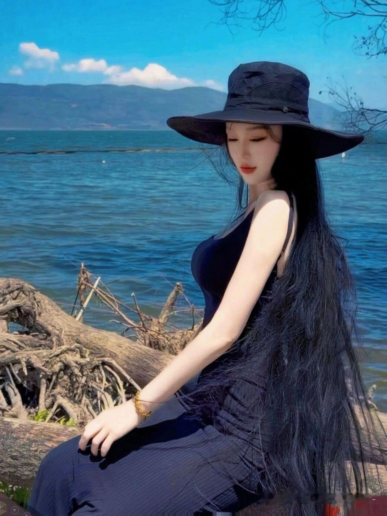 一位黑裙女子坐在湖边，风景很美。