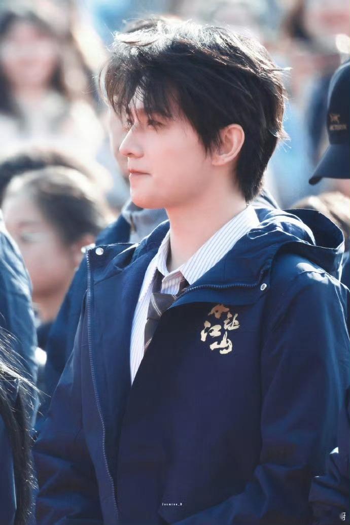 杨洋的不让江山妆造原著中的李叱是少年将军形象，剑眉星目、杀伐决断，自带强大气场震