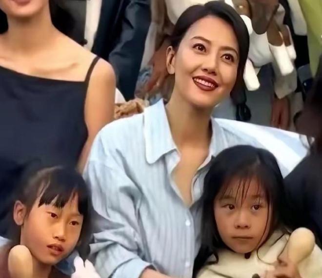 高圆圆的女儿彻底火了
不过获得方式有点特别，不是因为她长得多好看，而是因为她完美