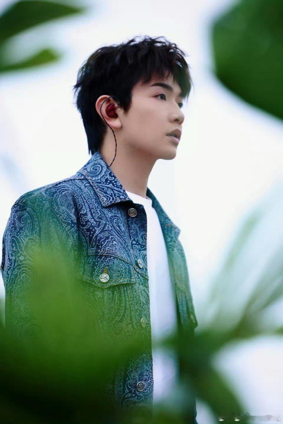 庾澄庆苏有朋颜人中王赫野干杯 王赫野唱到红眼眶也太真实了！全员走心的样子，谁看了