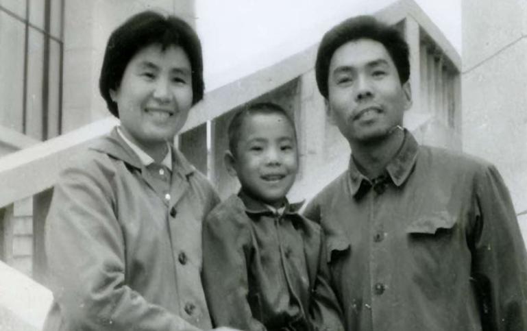 她是上世纪五十年代知名歌唱家，培养出万众熟知的明星儿子，可她却怀揣心结，直至离世