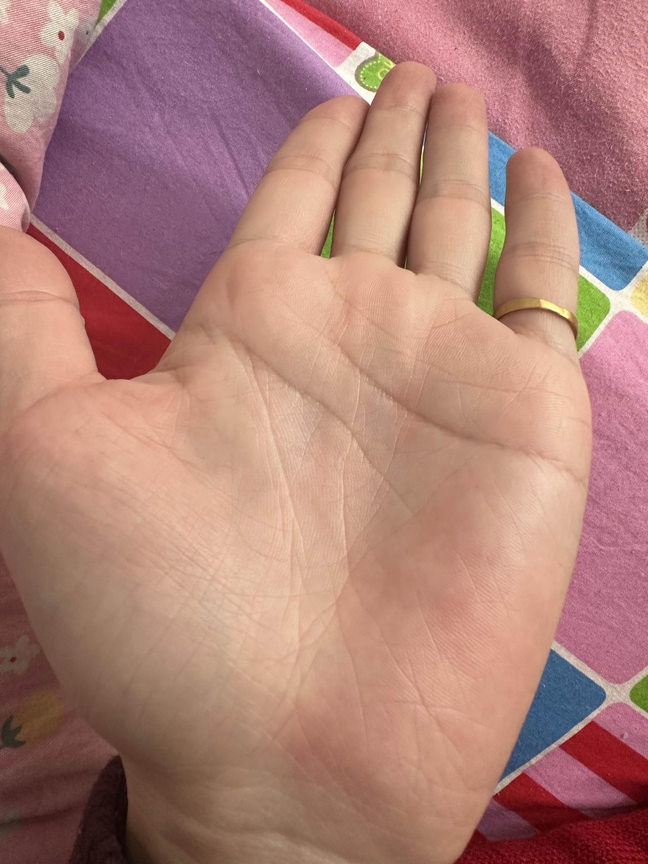 这掌纹如何？我感觉财运还行，健康差点，其他就不太会看了。