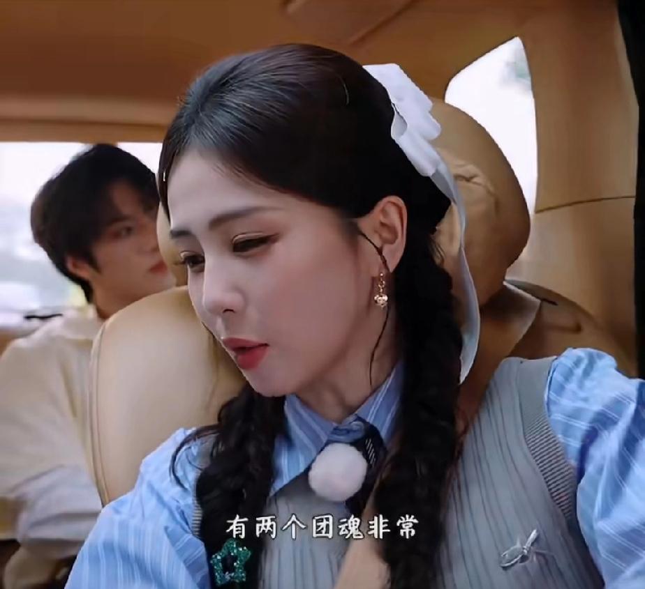 白鹿被“骂”上热搜，起因是白鹿在节目上说郑恺李晨是燃系老人家，并教新人成员撕名牌