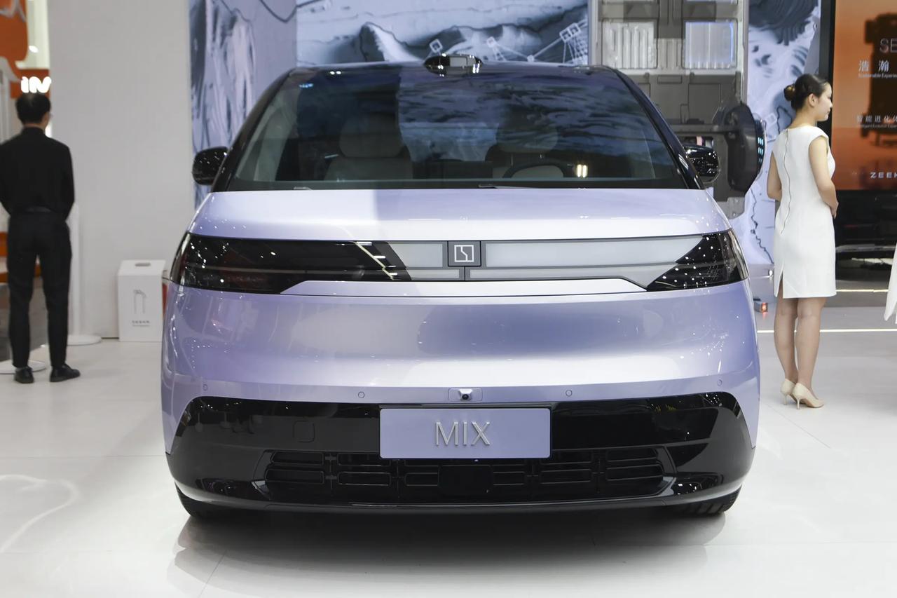 极氪MIX那个对开式侧滑门，看着挺酷，但上下车我真怕夹着。
前门往后开，后门往前