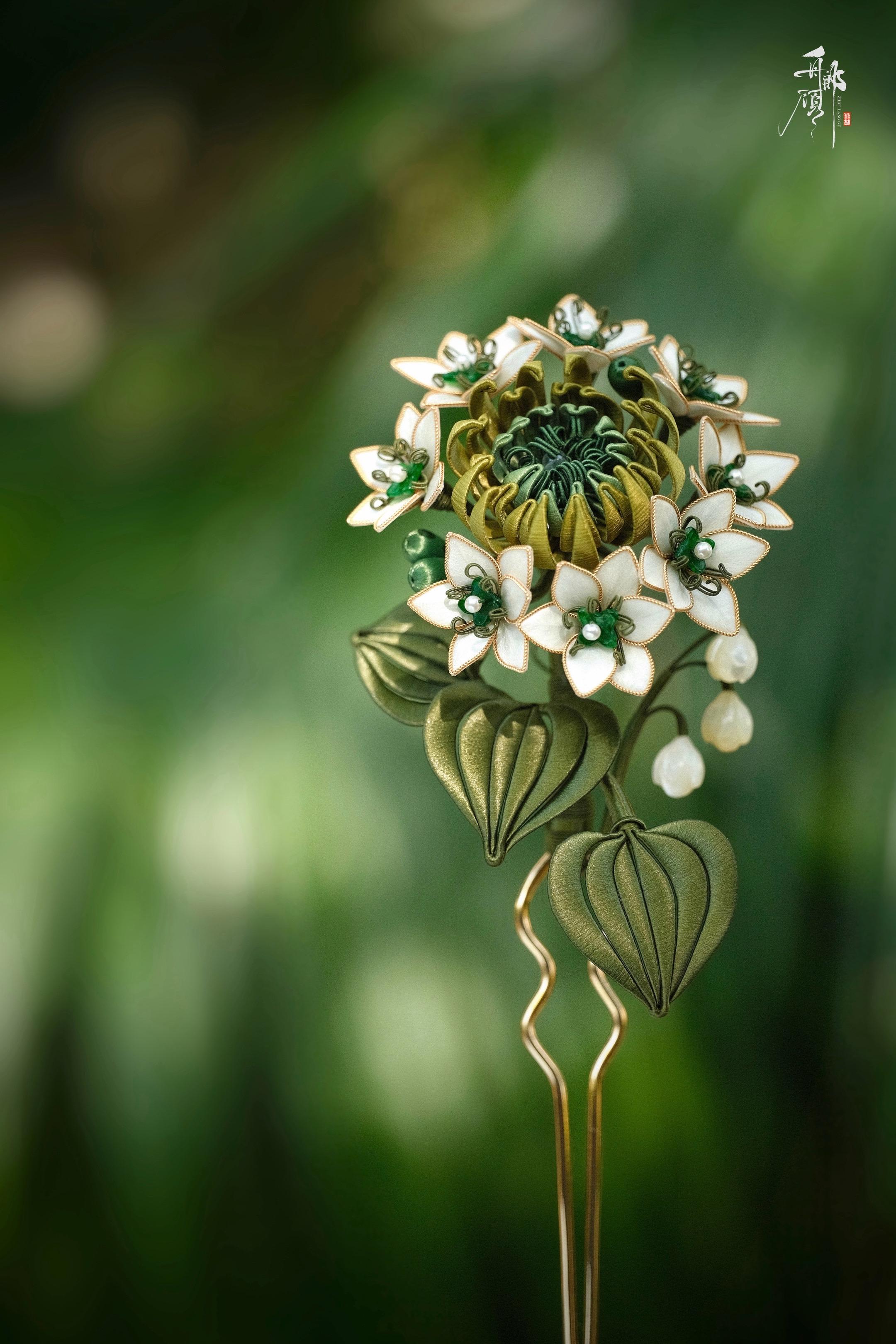 采撷一枝绿意盎然。伯利恒之心➕紫荆叶，btw给大家安利一下这本画集《花...