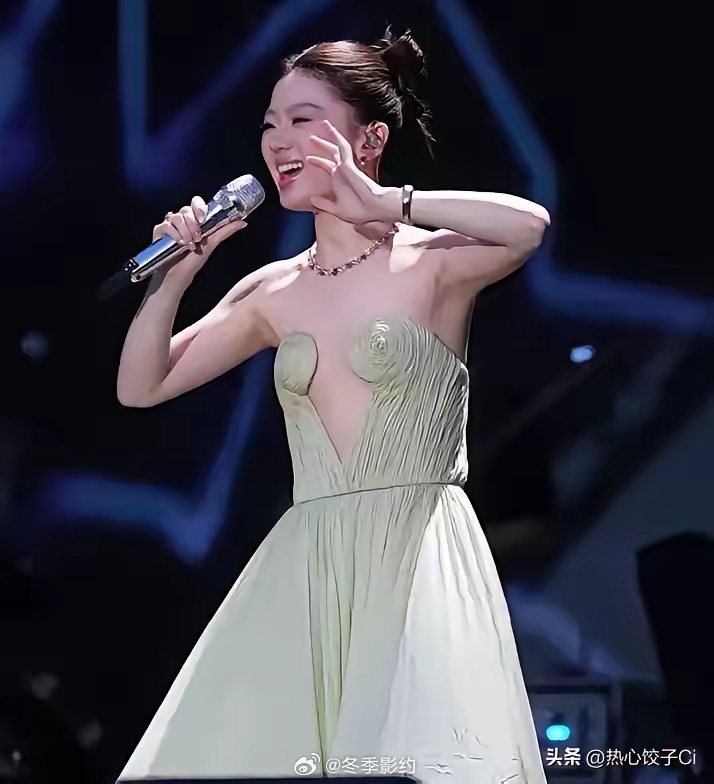 单依纯说，石头哥很爱我，我觉得我所有的作品都是含着爱出生。没有爱就不会有我的作品