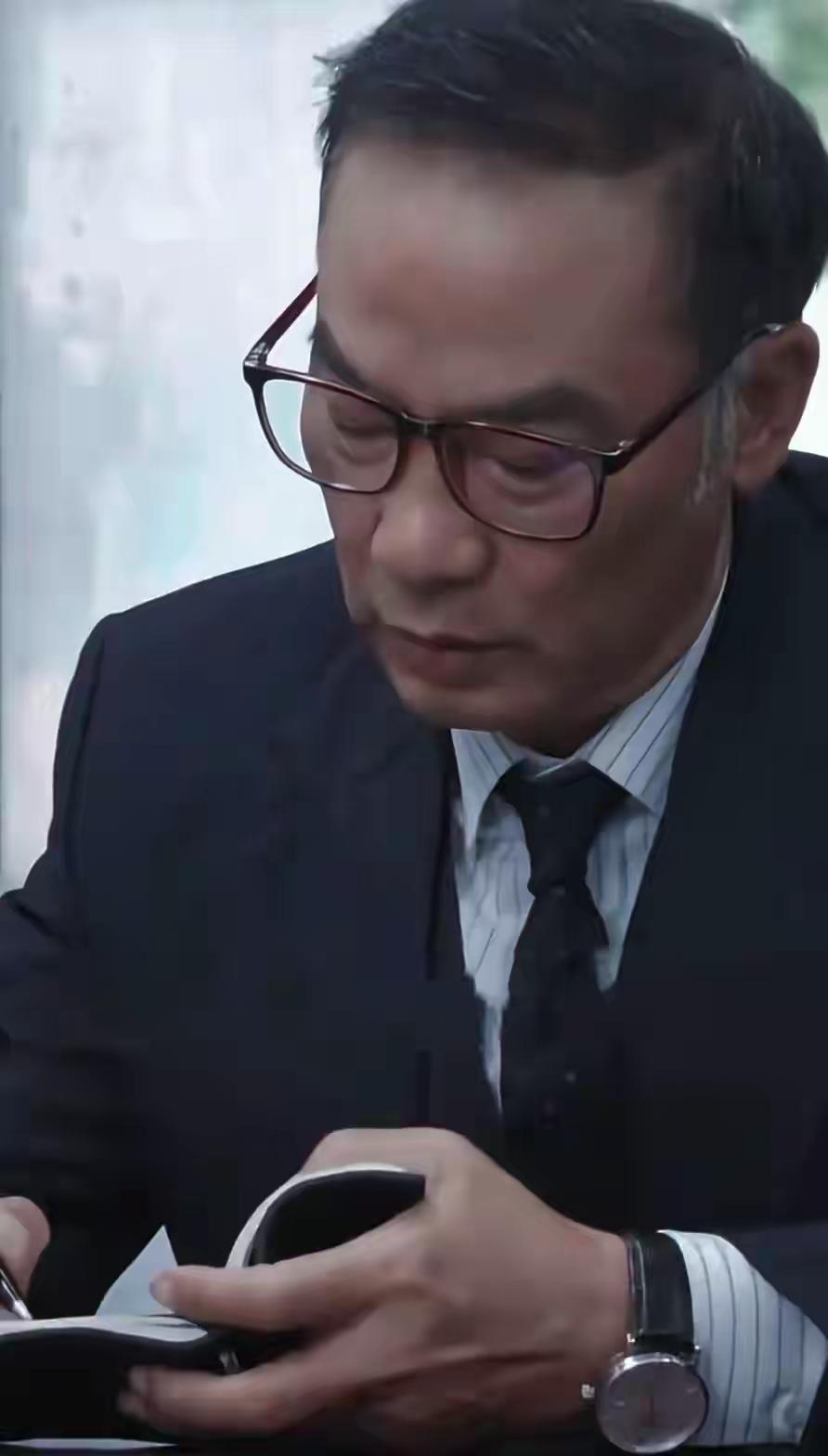 70岁任达华舞台摔倒翻滚一圈半！起身一个动作，暴露了老牌艺人的“骨子里的基因”