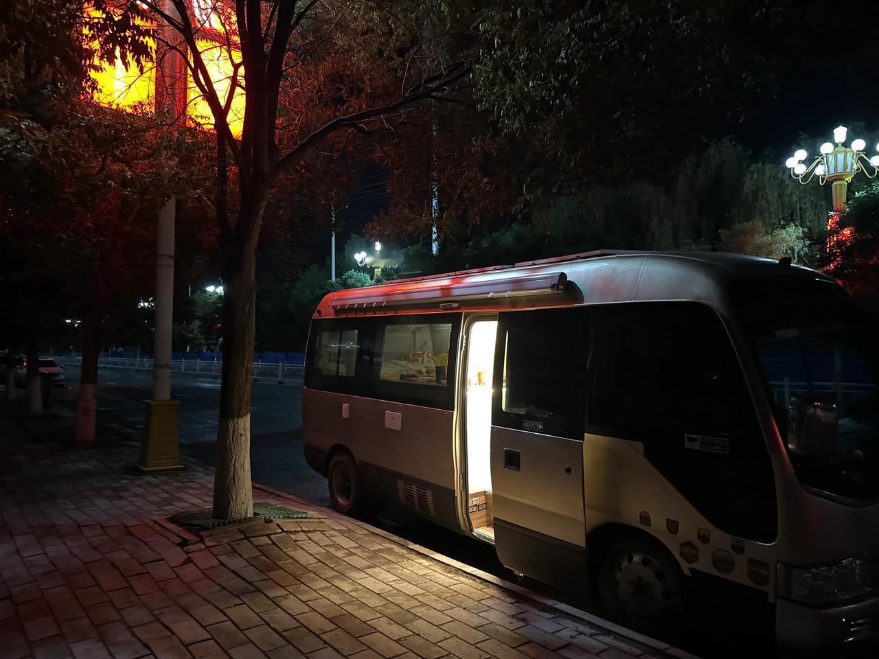 今天从宝鸡开到定西一路没找到合适的停车地 。今晚，我的房车停在了马路边的停车位上