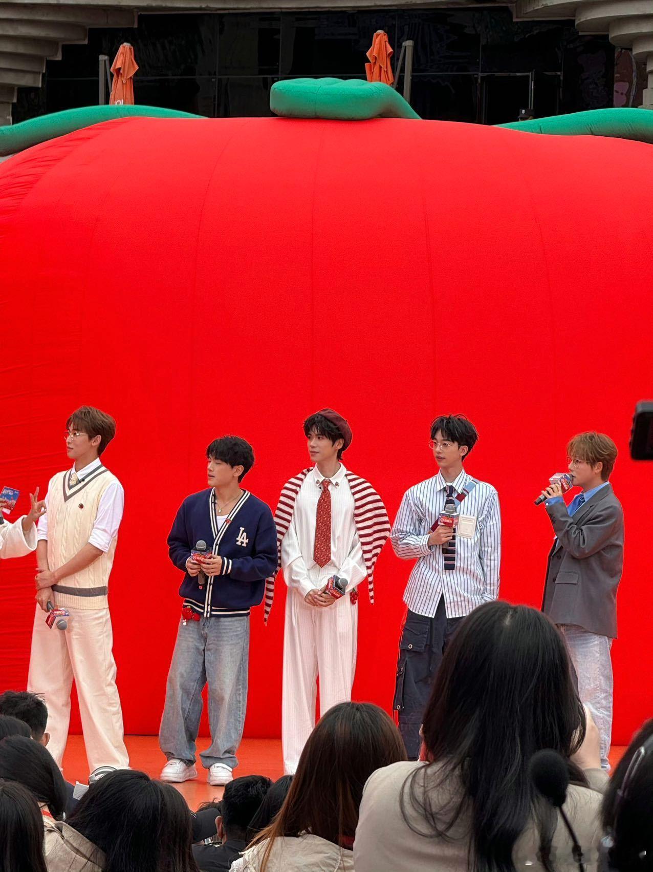 院人合体完全是青春男大院人合体男大穿搭太默契 当院人合体站在一起，青春的画卷就此