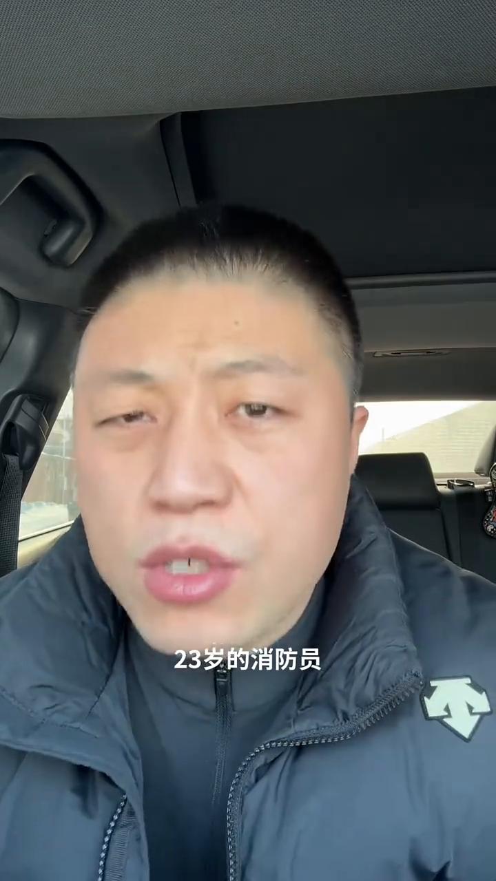 23岁消防员为救女孩被大火烧伤，女孩为了报恩选择嫁给他，在婚礼上承诺愿意照顾他一