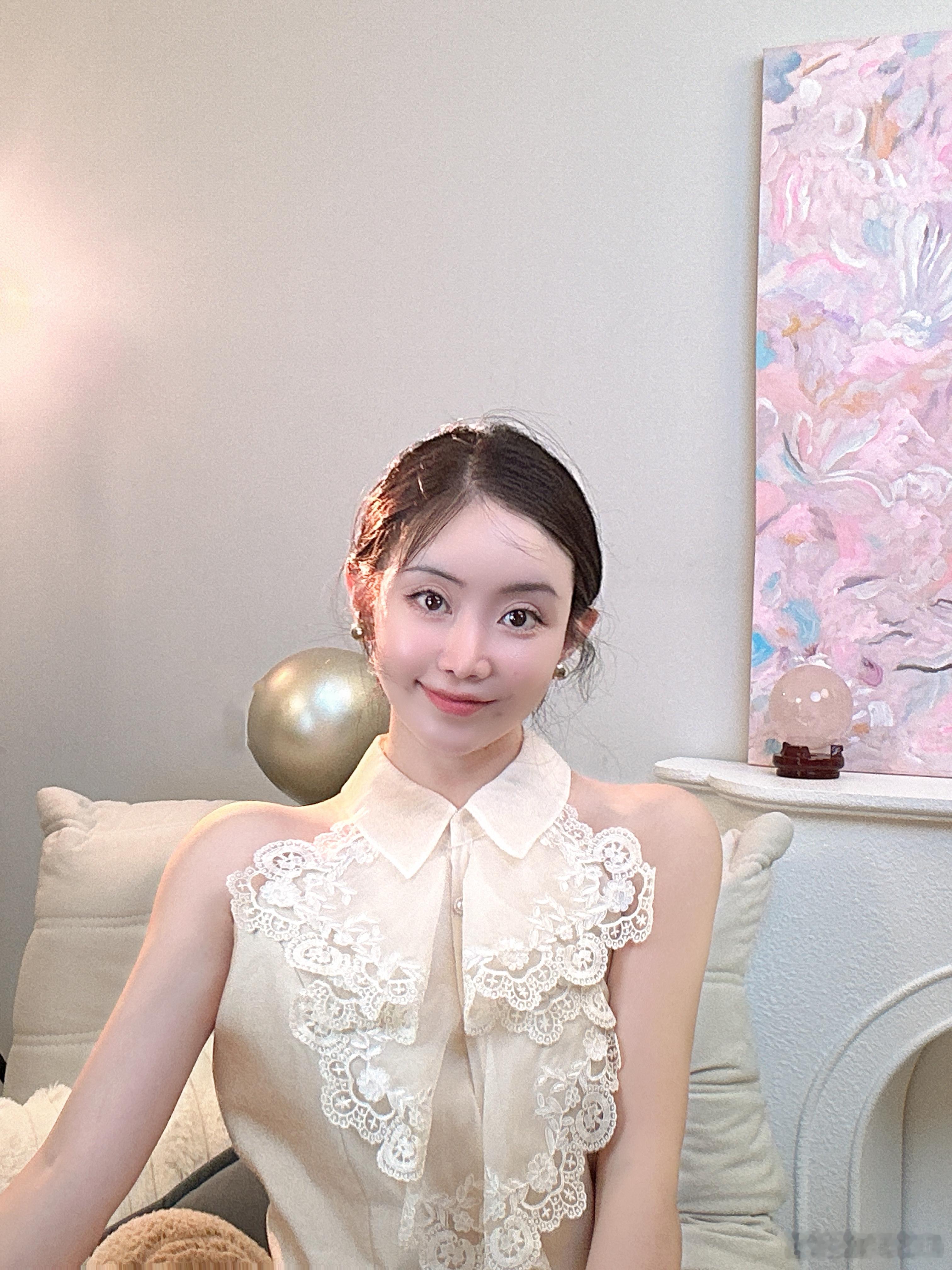 刚翻开相册开始P图，突然发现这一张，这个发型居然上镜还可以袄～韩式低丸子头，每一