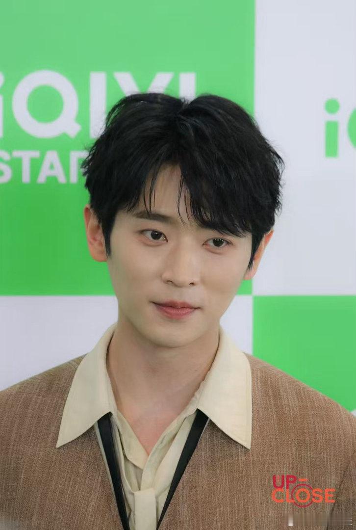 泰媒镜头下的丞磊 泰媒镜头下的丞磊，清爽短发显得少年感十足，简单的穿搭也挡不住优