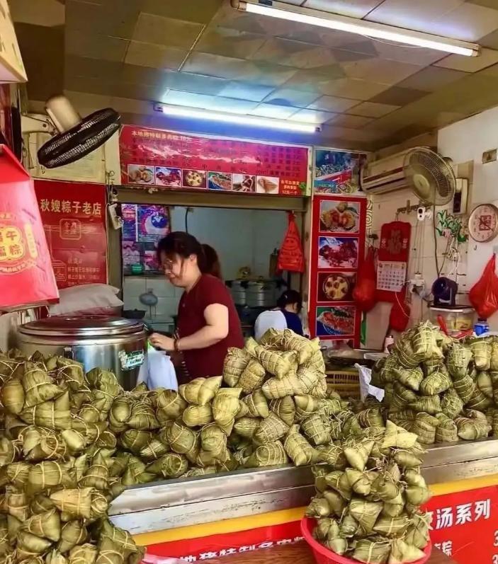 今年端午出现了一个诡异现象，
粽子卖不动了。
不是没人吃，是所有人都在等最后一天
