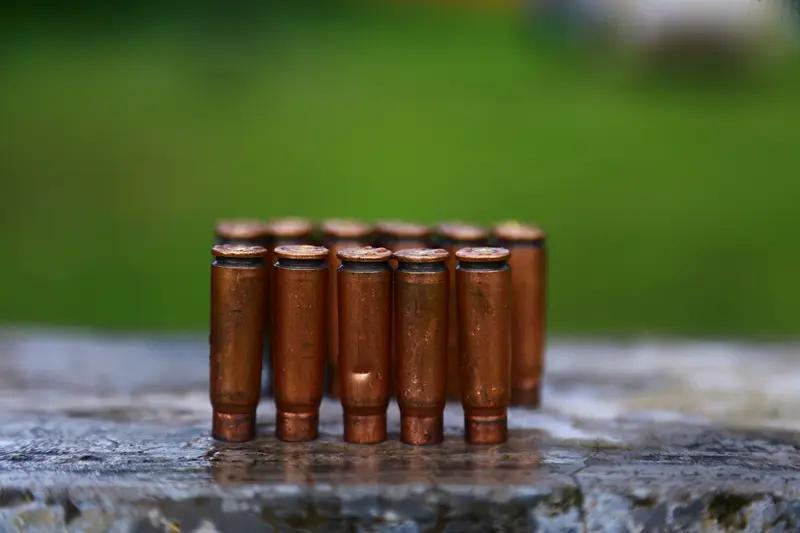 当年我任军分区装备仓库主任，岗位调整后离家更近了，但肩上的担子反而更重。有一夜突