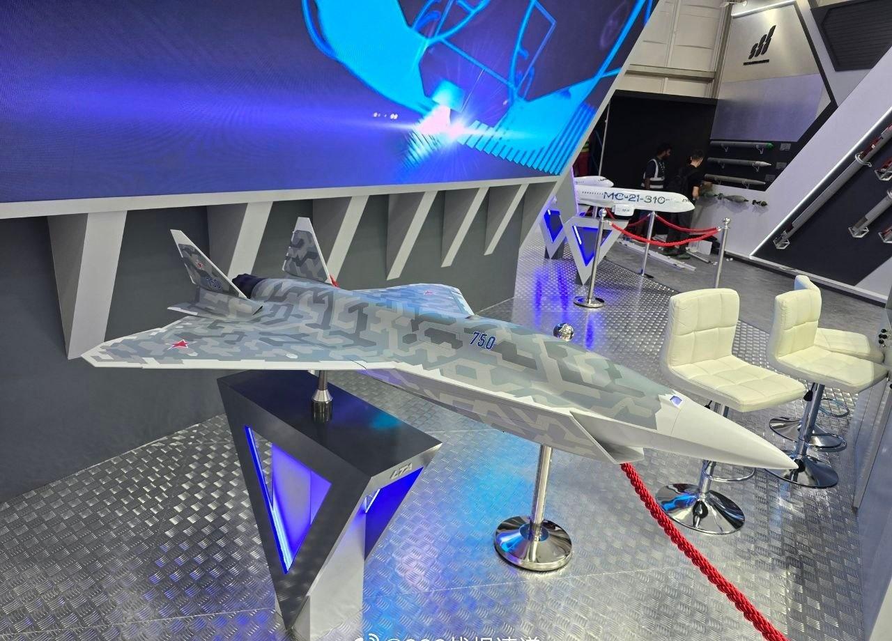 🇷🇺俄方在2025年迪拜航展上展示了苏-75“将军”战斗机无人版的模型。
阿