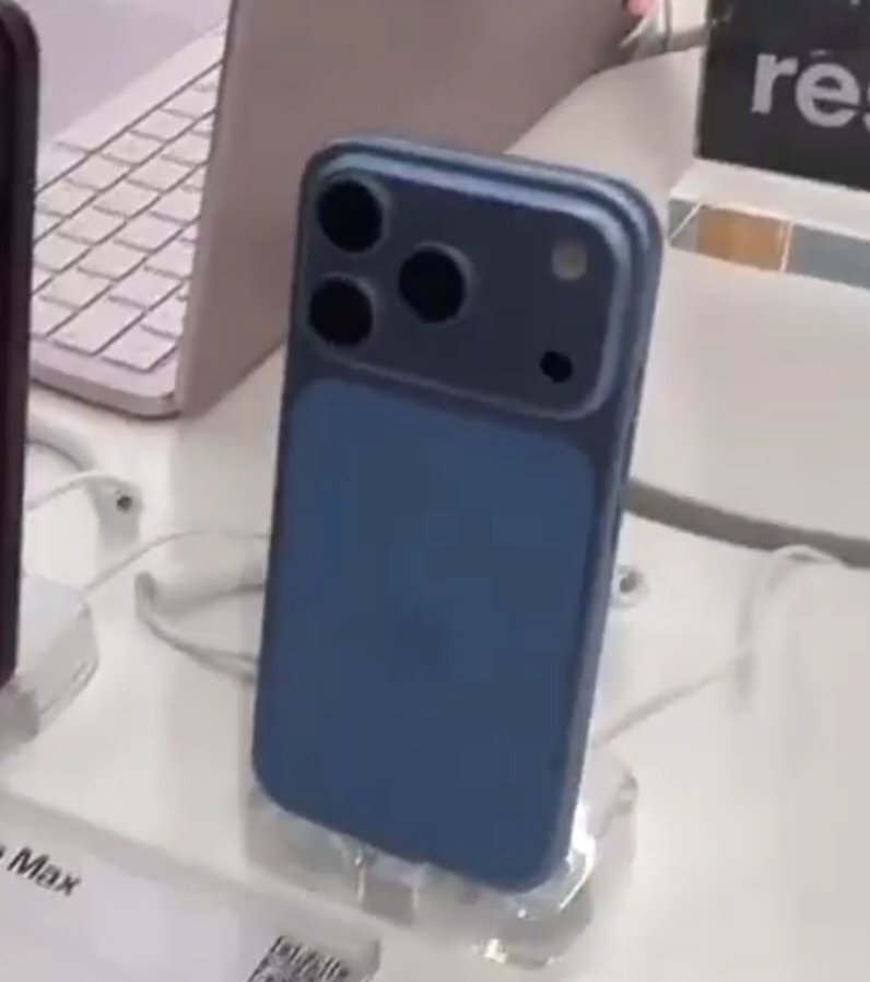 浅蓝色本身我是喜欢的，但放在铝金属上总觉得差点意思。相比 iPhone 13 P