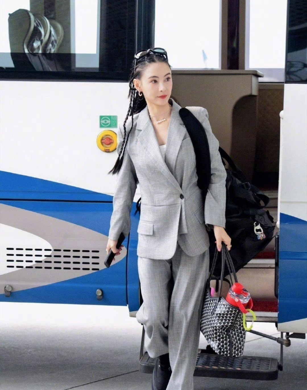 张柏芝在泉州，穿浅灰西装扎满小辫，超年轻漂亮，状态好的不得了 