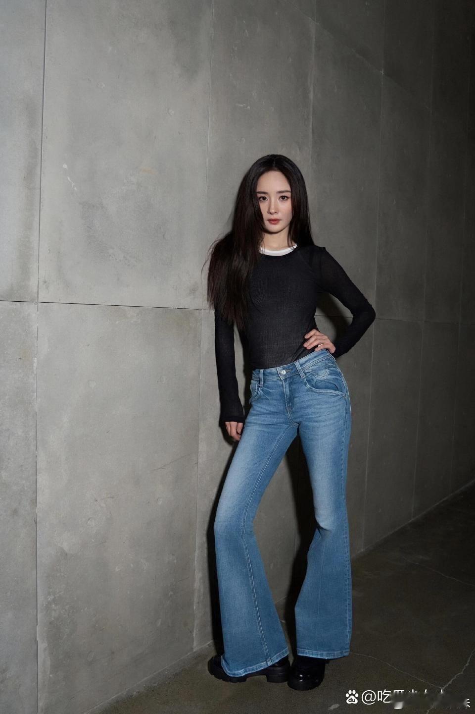 杨幂真的是天生的女明星，简单的衣服穿得特别时髦 