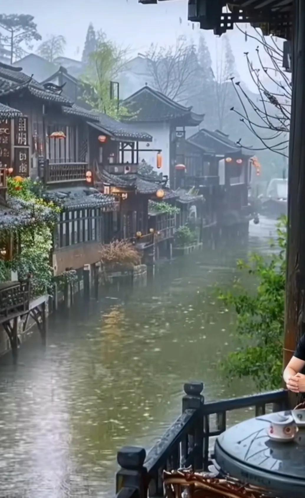 烟雨江南（诗一首）

雨丝把河道绣成了皱巴巴的绸缎
墨色的瓦檐垂下千年的水帘。