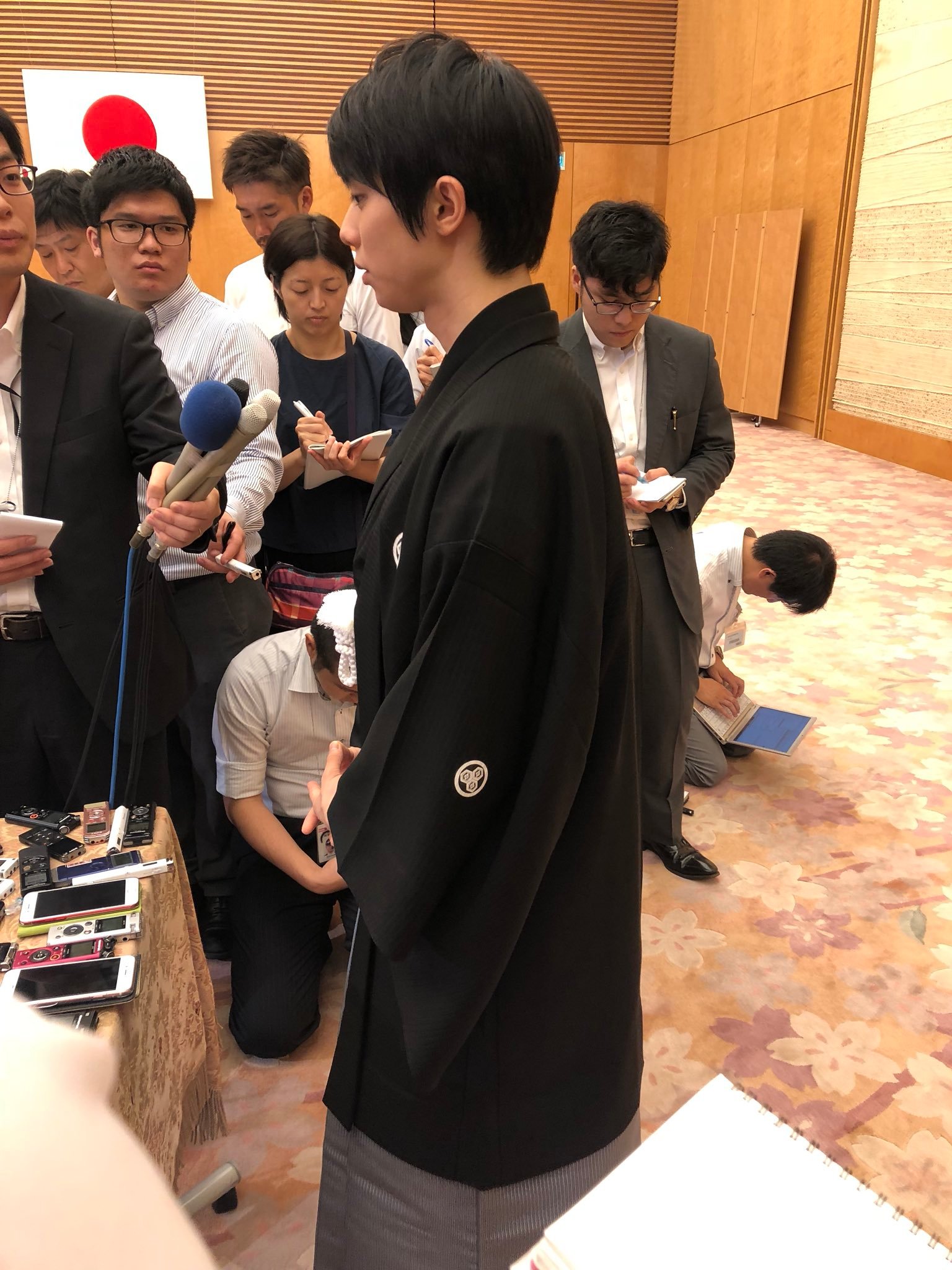 喜欢这样视角的猫很薄一只 