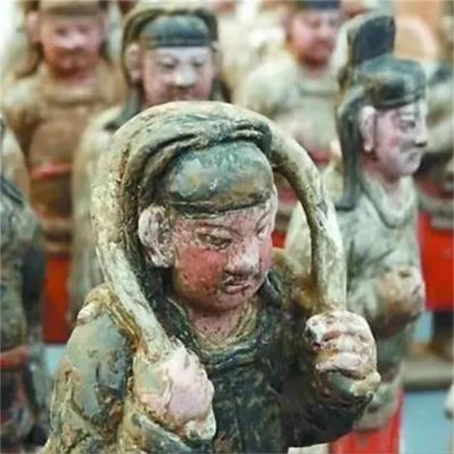 2007年5月，河南一地村民为证实祖坟有700年历史，竟自行挖掘，不曾想，一开始