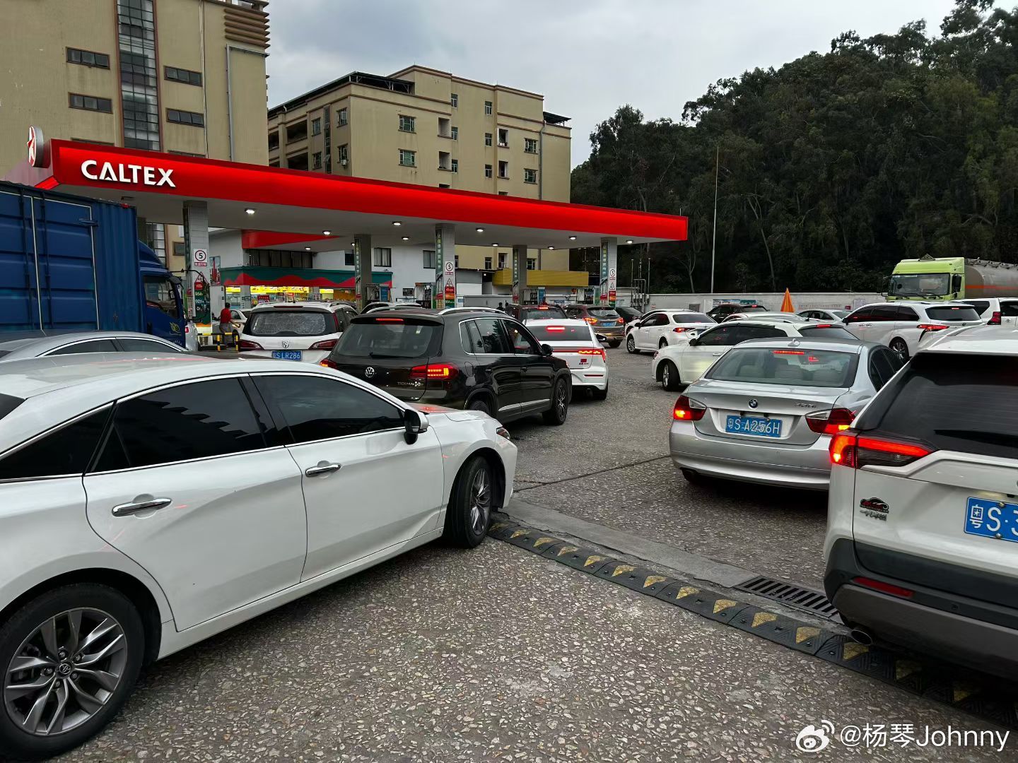 油价又涨了！这次涨得还挺多，一升一块钱！都去排队加油咯我与汽车的日常 深圳