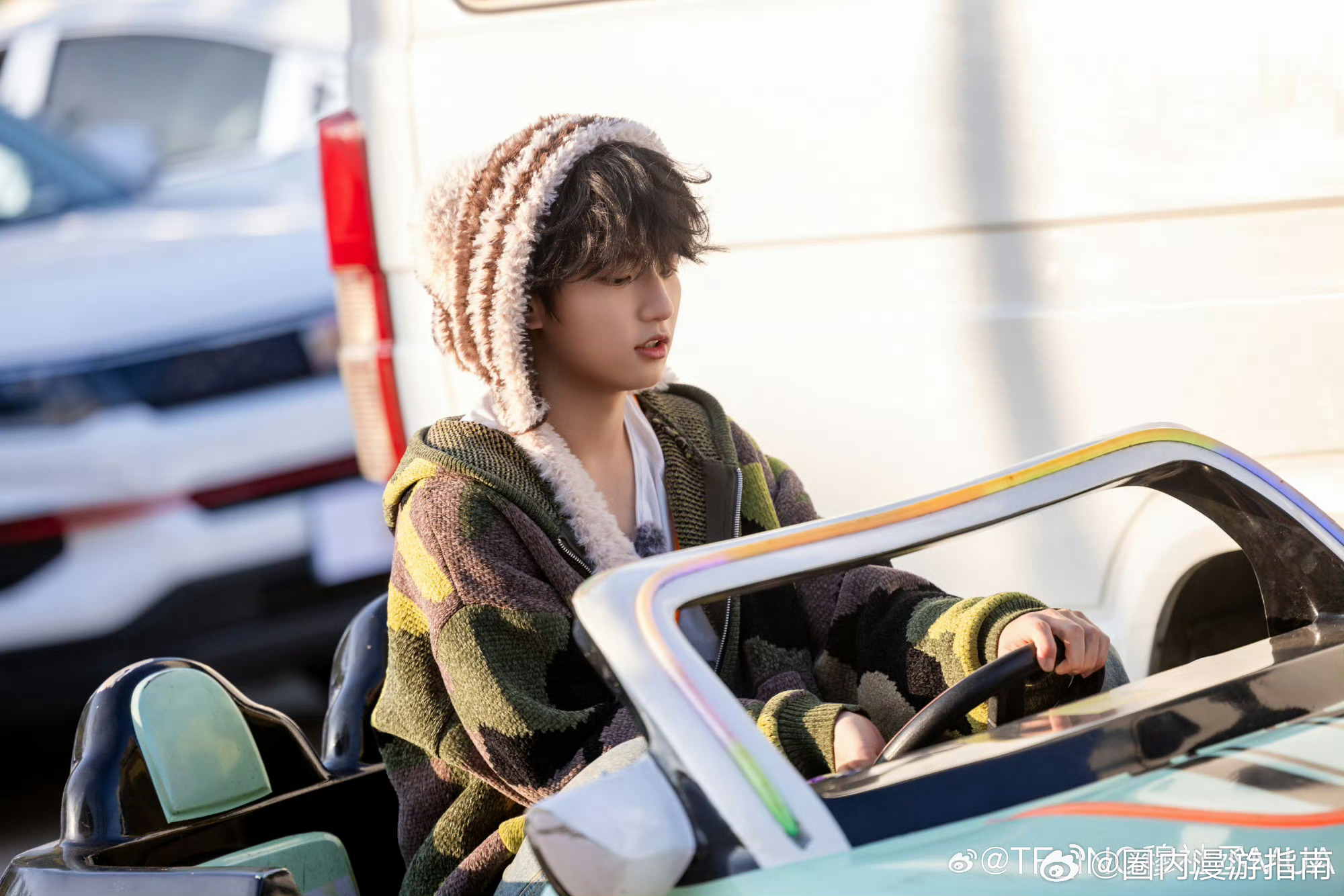 周冬雨曾和18岁的穆祉丞一样迷茫看着穆祉丞迷茫的样子，周冬雨就像在看当年的自己，