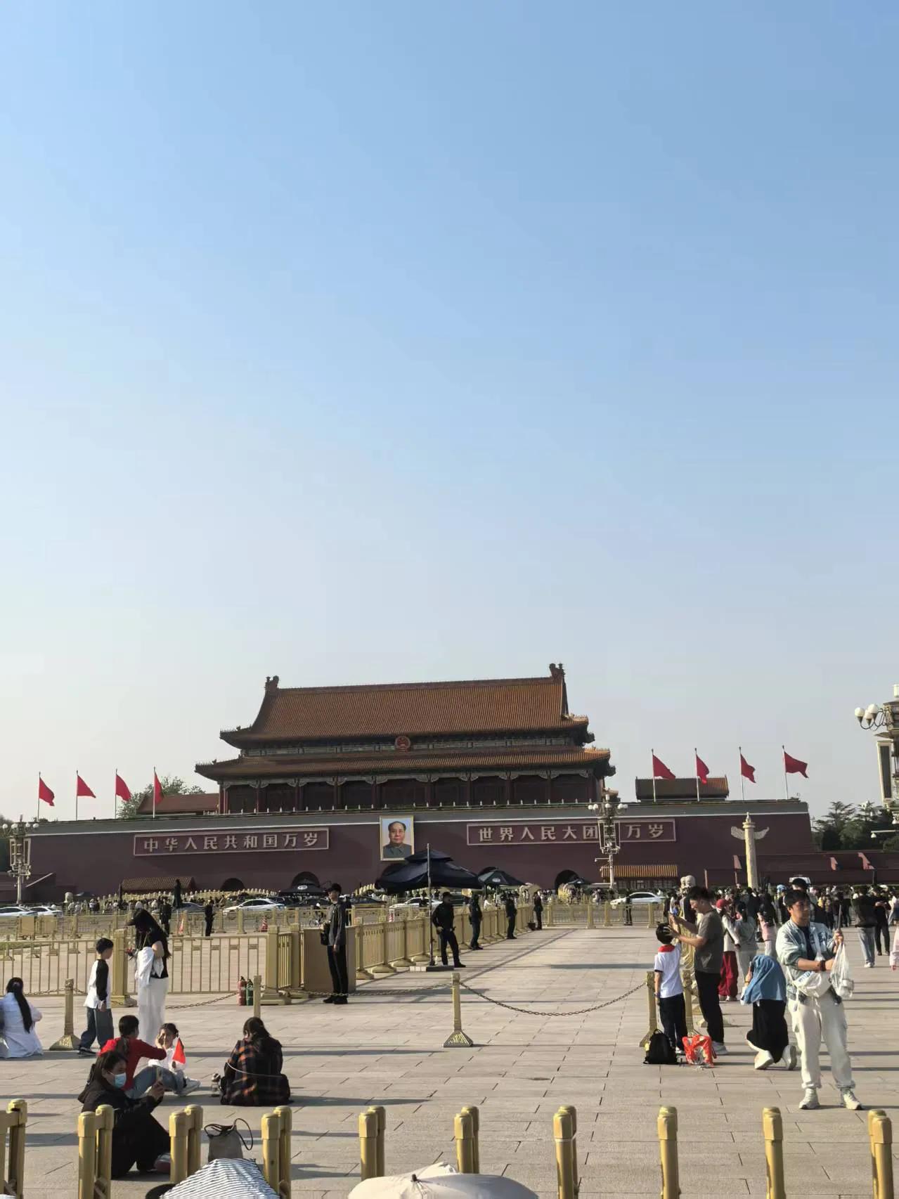 去北京旅游，天安门是必去的。
站在天安门广场，那种震撼难以言表。城楼上毛主席像，