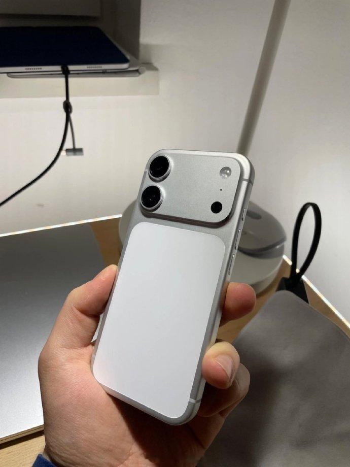 【iPhone18标准版外观曝光：向大矩阵模组 神似双摄版17 Pro】iPho